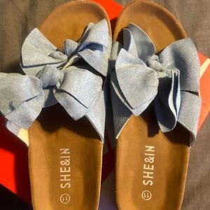 New Never Worn Size 11 Bow Sandals